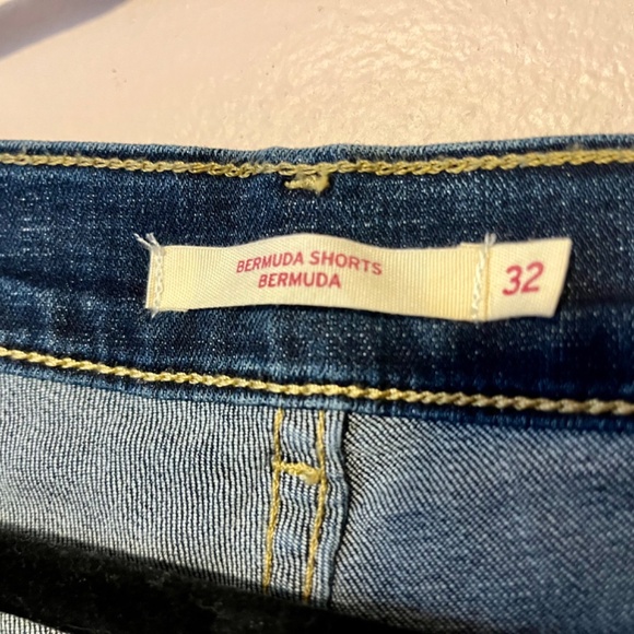Levi’s Bermuda Shorts - Picture 2 of 3